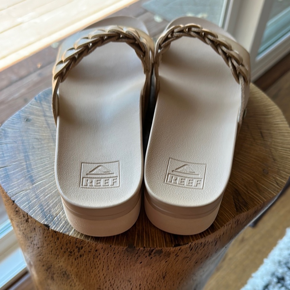 Reef Tan Sandals Comfortable Cushioned Design - Picture 3 of 7